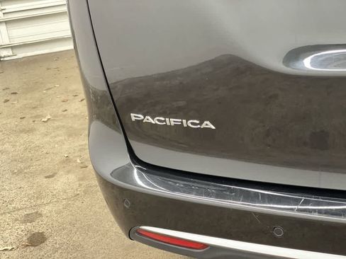 Used 2023 Chrysler Pacifica Touring-L image 10