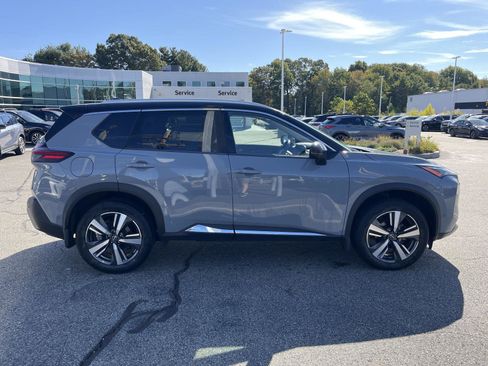 Used 2023 Nissan Rogue SL w/ SL Premium Package image 2