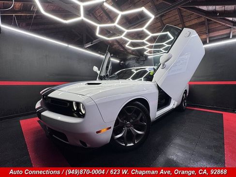 Used 2015 Dodge Challenger SXT Plus w/ Technology Group image 2