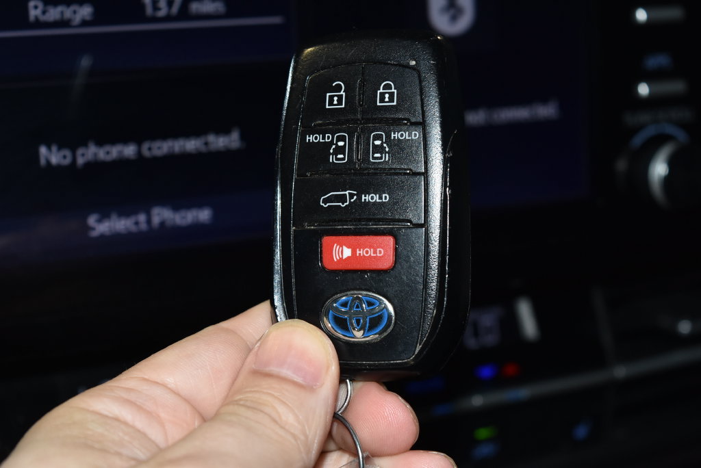 Used 2024 Toyota Sienna XLE FWD image 17