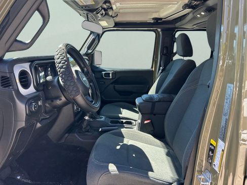 Certified 2025 Jeep Gladiator Sport AWD/4WD image 9