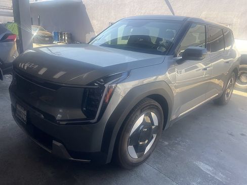 Used 2024 Kia EV9 Light Long Range RWD image 3