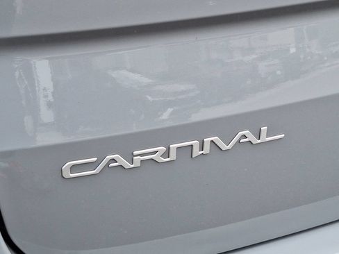 Used 2024 Kia Carnival EX FWD image 32