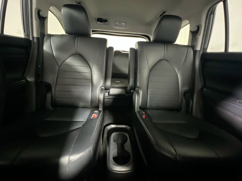 Used 2022 Toyota Highlander XLE FWD image 33