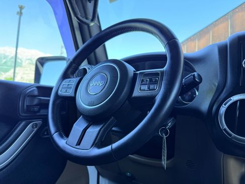 Used 2012 Jeep Wrangler Unlimited Sahara w/ Connectivity Group AWD/4WD image 10