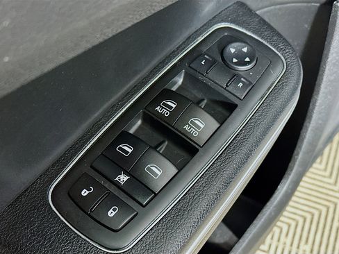 Used 2017 Chrysler 300 C image 18