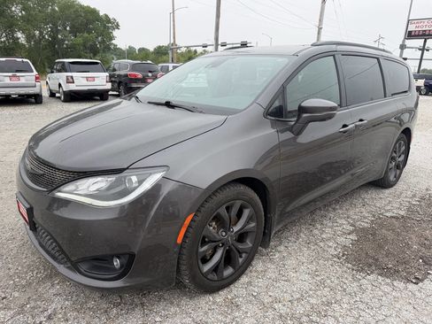 Used 2018 Chrysler Pacifica Limited w/ Advanced Safetytec Group FWD image 7