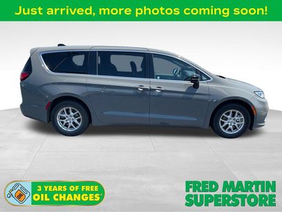 Used 2025 Chrysler Pacifica Select