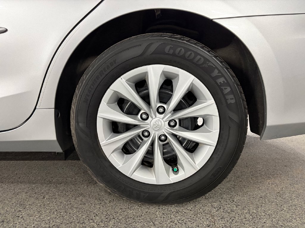 Used 2016 Toyota Camry LE FWD image 14