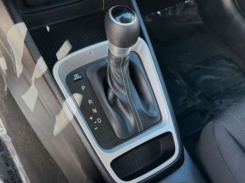 Used 2022 Hyundai Venue SE FWD image 13