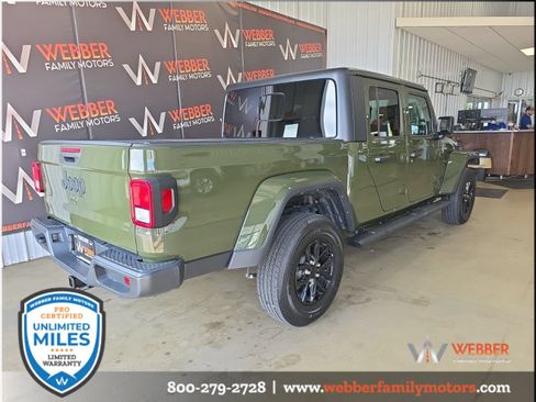 Used 2023 Jeep Gladiator Sport AWD/4WD image 4