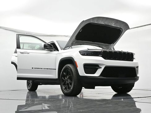 Certified 2024 Jeep Grand Cherokee Altitude image 58