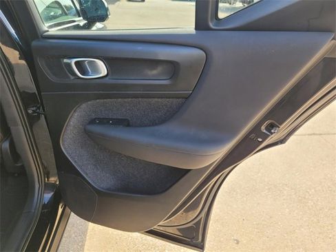 Used 2023 Volvo XC40 B4 Ultimate image 10
