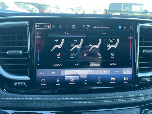 Used 2025 Chrysler Pacifica Limited image 16