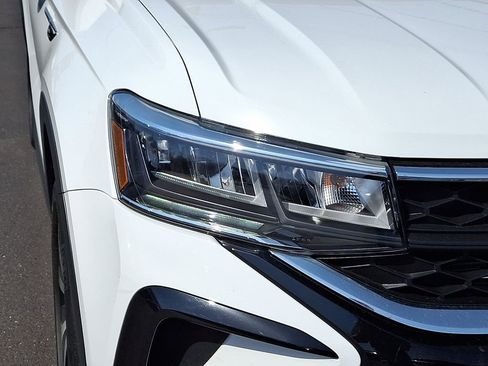 Certified 2023 Volkswagen Taos SE w/ Panoramic Sunroof Package image 9