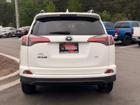 Used 2018 Toyota RAV4 LE FWD image 10