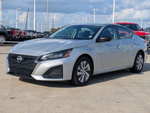 Used 2024 Nissan Altima 2.5 S image 9