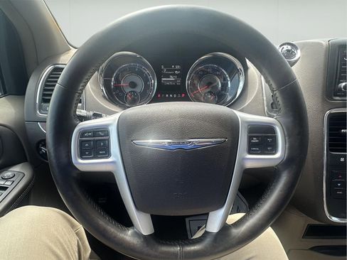 Used 2014 Chrysler Town & Country Touring-L w/ Driver Convenience Group FWD image 14