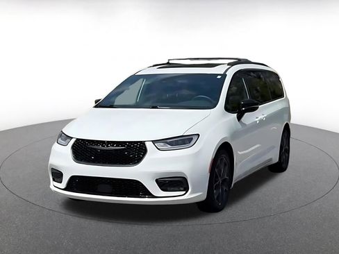 Used 2025 Chrysler Pacifica Limited image 7