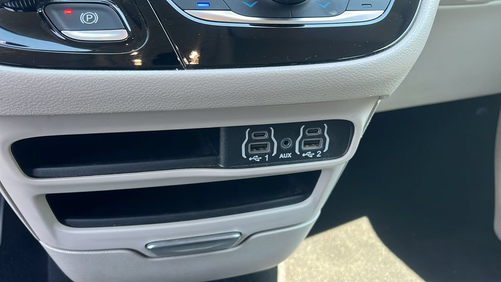 Used 2024 Chrysler Pacifica Touring-L FWD image 14