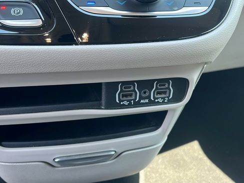 Used 2024 Chrysler Pacifica Touring-L FWD image 14
