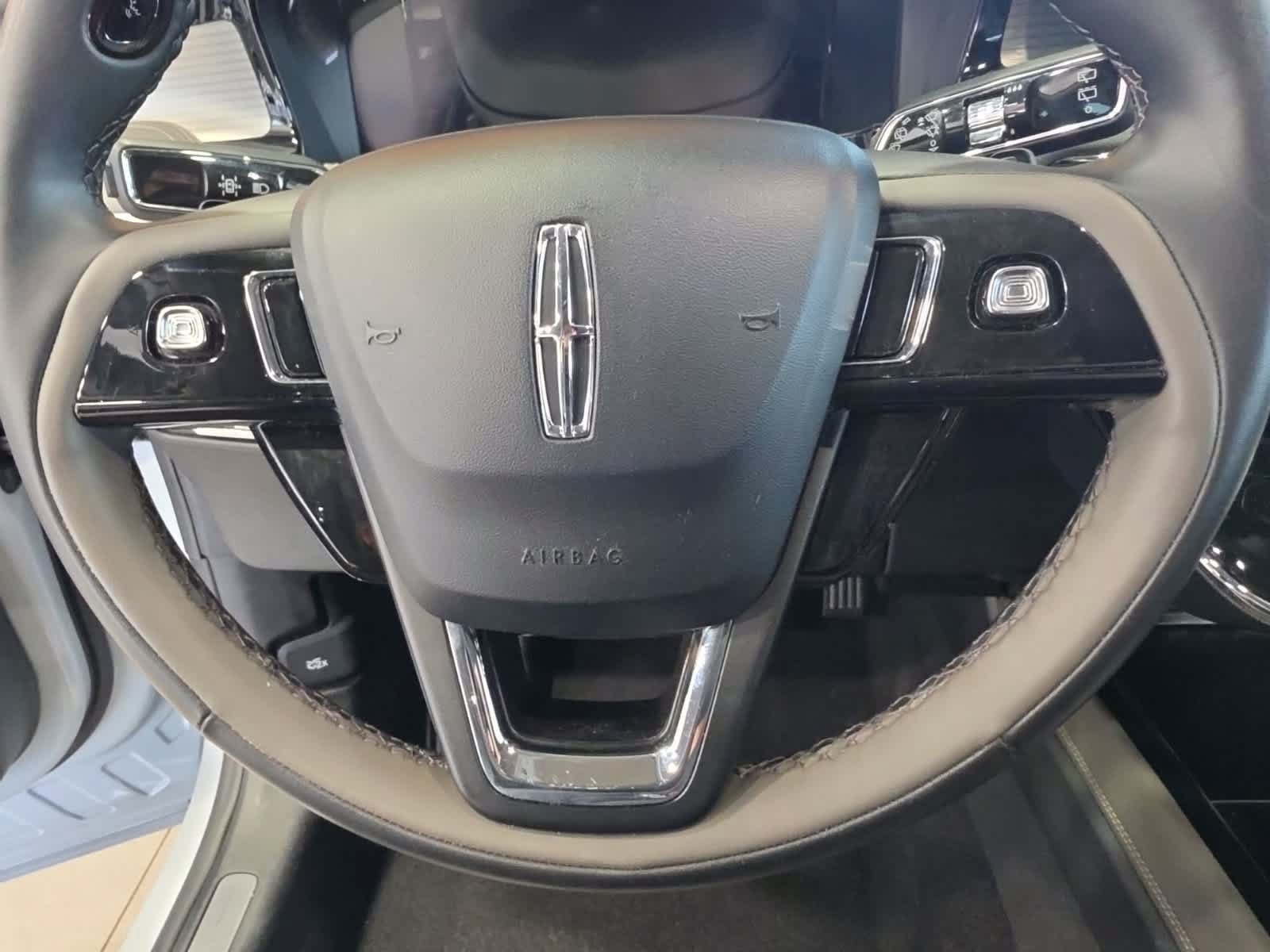 Used 2025 Lincoln Corsair AWD image 22