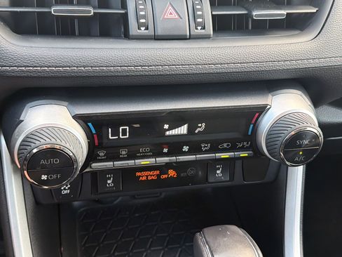 Used 2021 Toyota RAV4 XLE Premium image 19