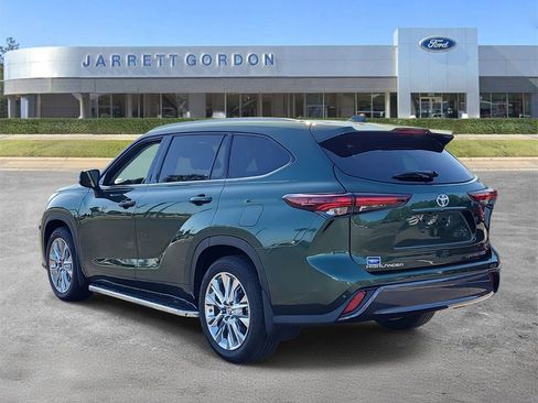 Used 2024 Toyota Highlander Limited image 3