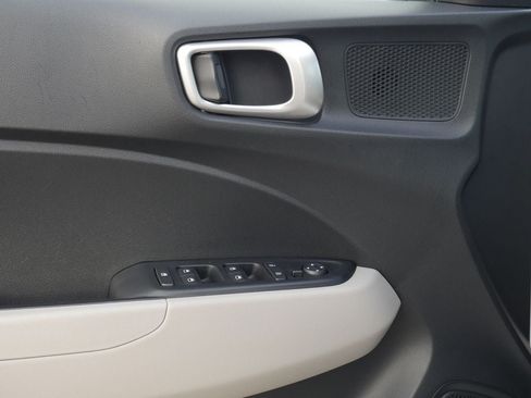 Used 2025 Hyundai Venue SEL FWD image 31