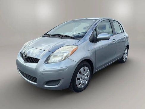 Used 2010 Toyota Yaris 4-Door Hatchback image 3