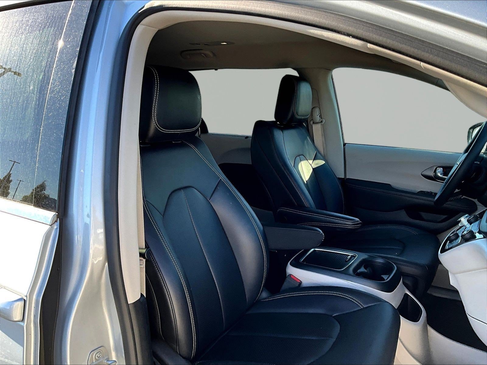 Used 2024 Chrysler Pacifica Touring-L FWD image 29