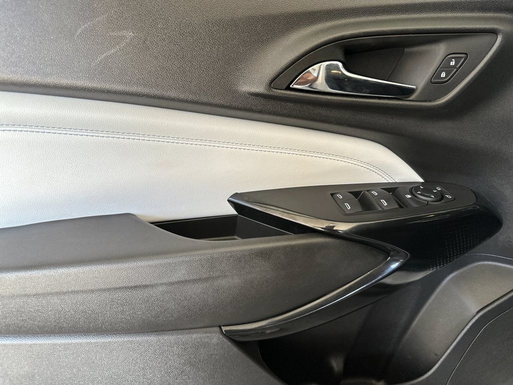 Used 2025 Chevrolet Trax LT FWD image 10