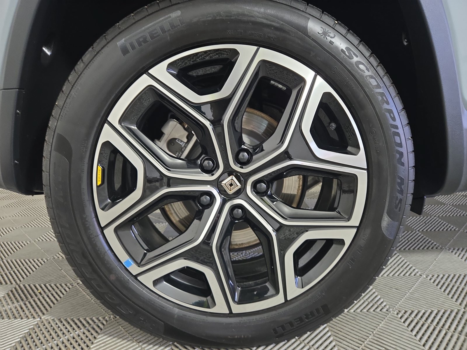 Used 2025 Rivian R1S Adventure Dual AWD/4WD image 12