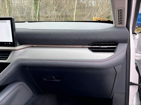 Used 2025 Ford Explorer Active image 15