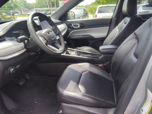 Used 2025 Jeep Compass Limited AWD/4WD image 5