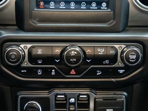 Used 2020 Jeep Wrangler Unlimited Sahara image 12