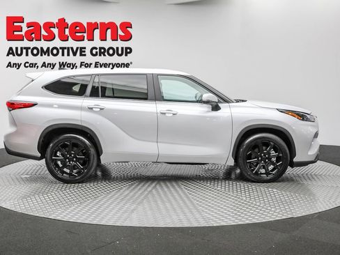 Used 2023 Toyota Highlander LE image 4