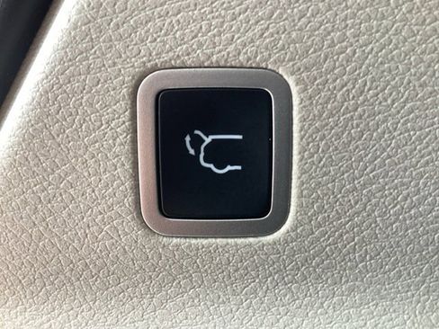 Used 2022 Chrysler Voyager LX image 8