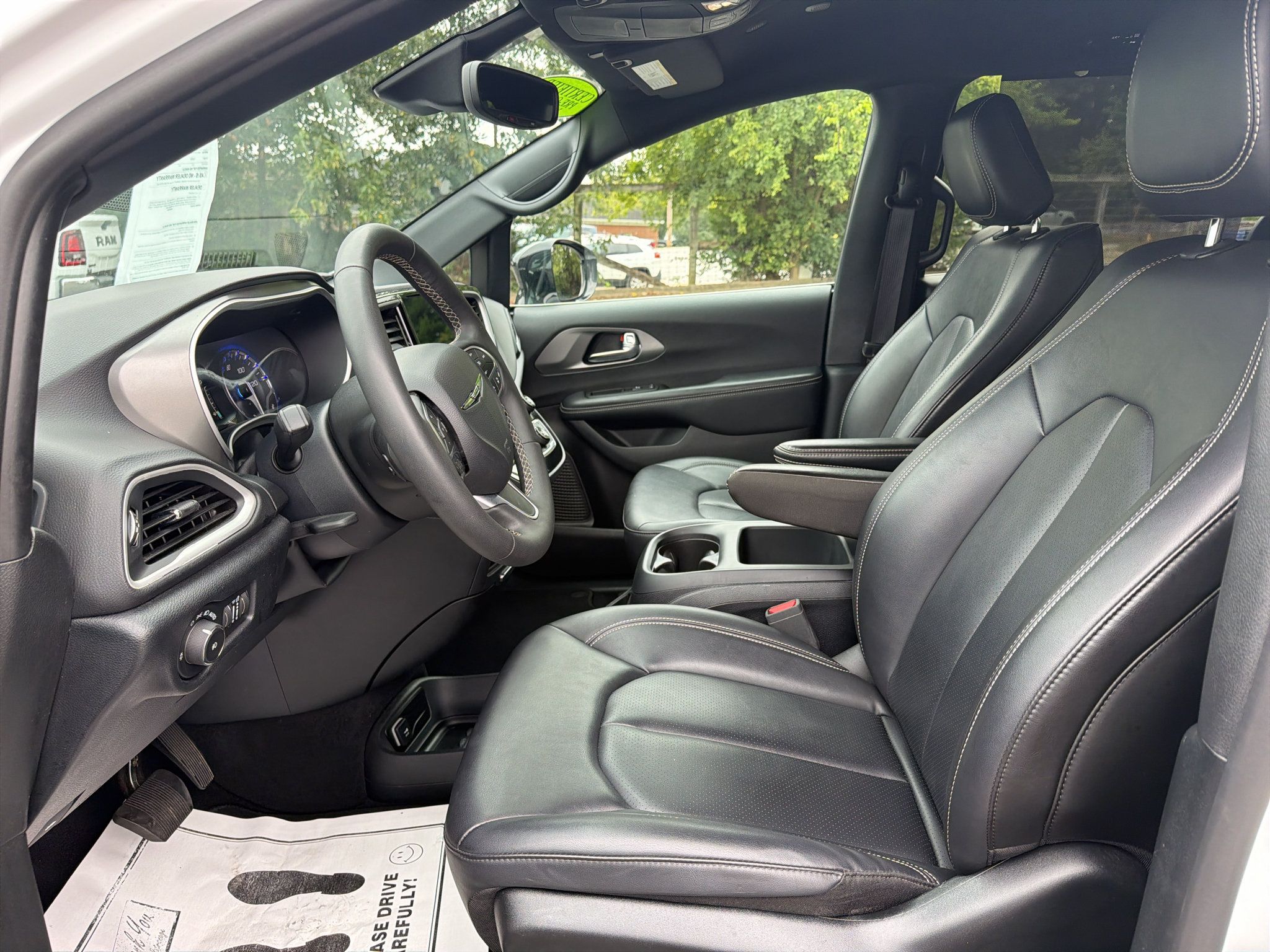 Used 2025 Chrysler Pacifica Select FWD image 10