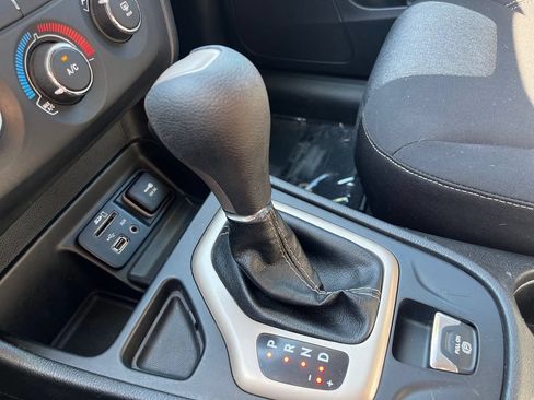 Used 2017 Jeep Cherokee Sport FWD image 22