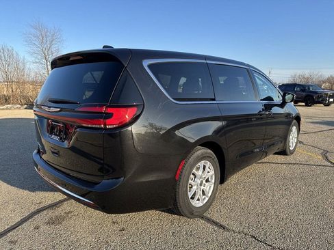 Used 2023 Chrysler Pacifica Touring-L FWD image 5
