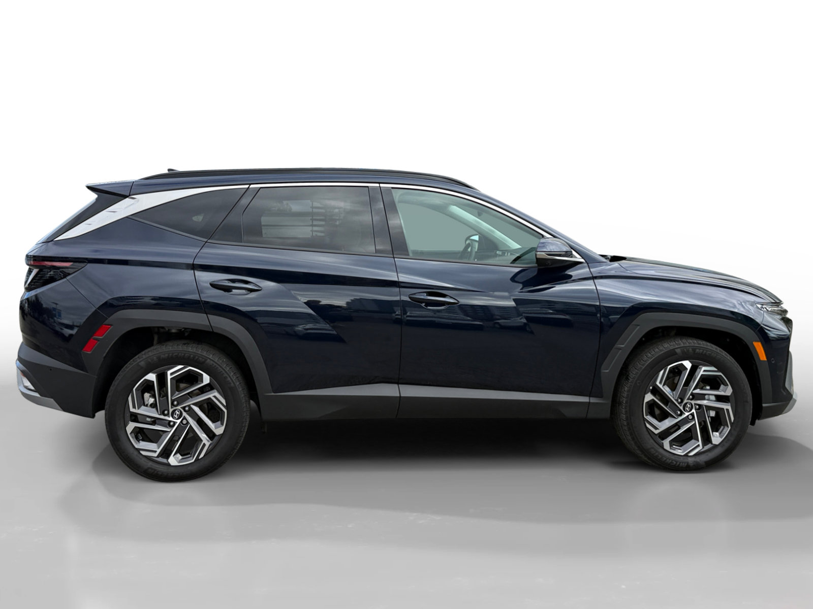 Certified 2025 Hyundai Tucson Limited AWD/4WD image 6