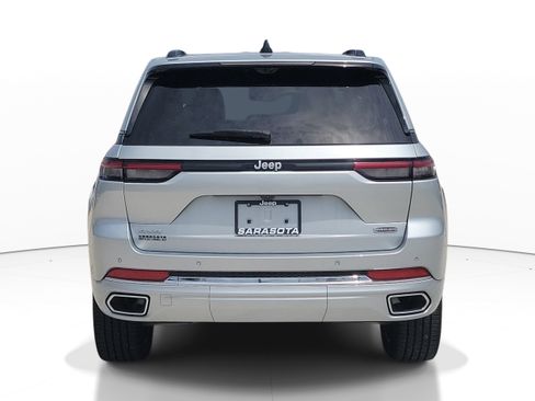 Used 2024 Jeep Grand Cherokee Overland w/ Luxury Tech Group IV AWD/4WD image 5
