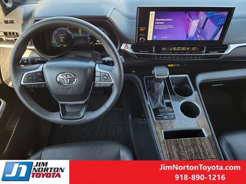 Used 2025 Toyota Sienna Limited image 28