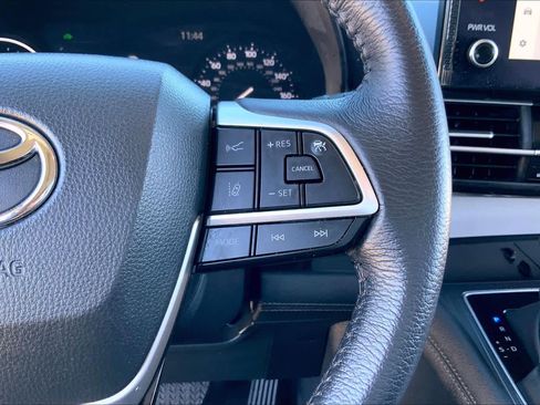 Used 2025 Toyota Sienna XLE image 23