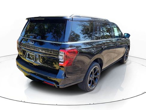 Used 2023 Ford Expedition Limited image 3