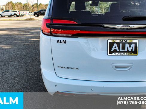 Used 2024 Chrysler Pacifica Touring-L image 12