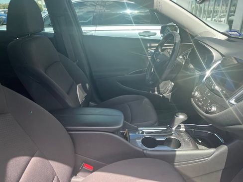 Used 2018 Chevrolet Malibu LT w/ Driver Confidence Package FWD image 4