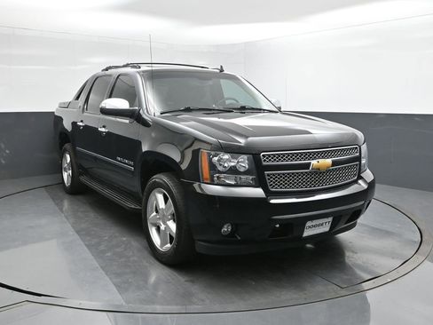 Used 2013 Chevrolet Avalanche LTZ image 22