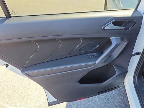 Used 2022 Volkswagen Tiguan SE image 10